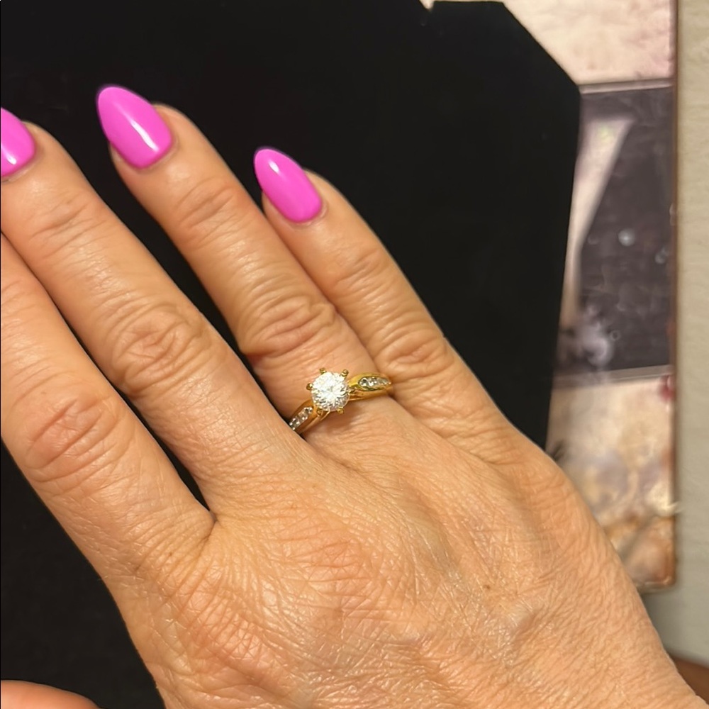 Elegant Gold Ring with side accents-size 6 - Picture 1 of 12